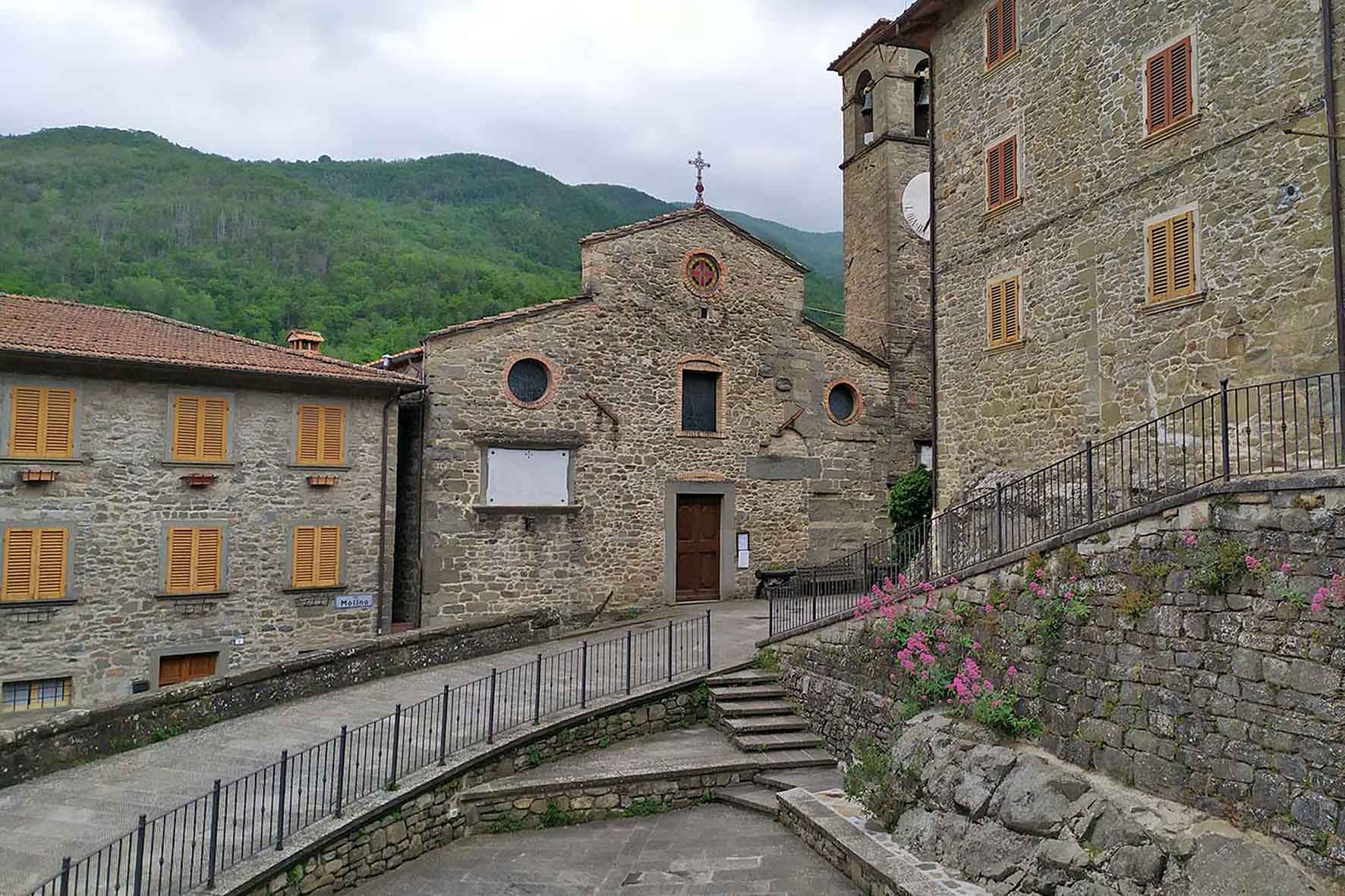 Raggiolo – Piazza San Michele, Raggiolo (1)