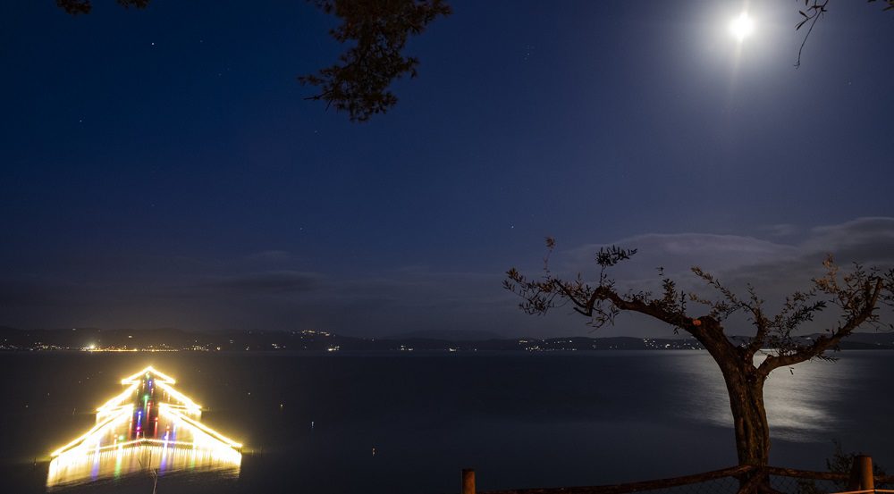 Castiglione del lago Luci sul Trasimeno - Albero con luna (Roberto Pagnotta) ok liberatoria