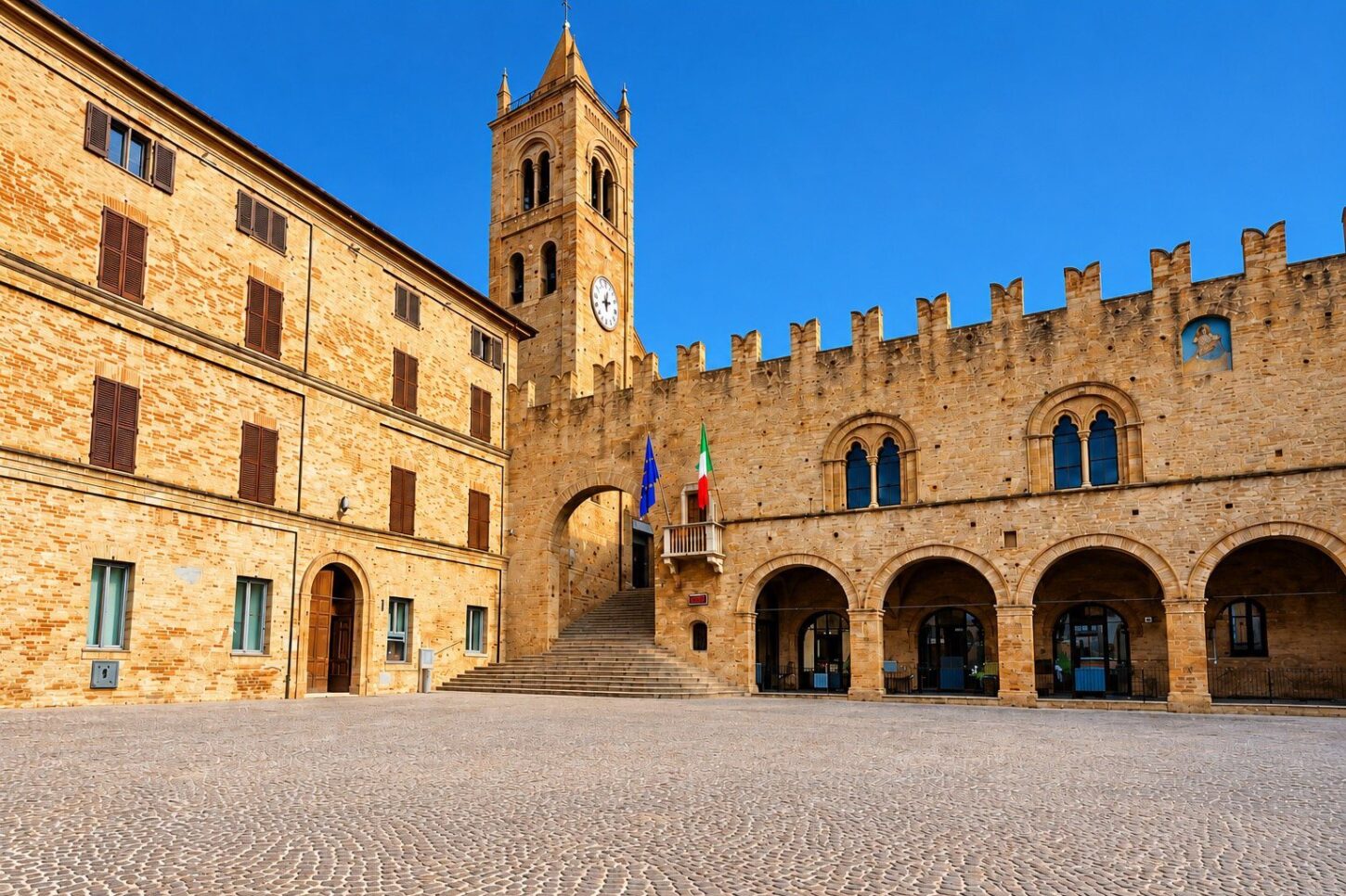 Montecassiano piazza ristrutturata con progetto Borghi Accoglienti
